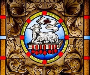 El cuelo se rasga. Jesús emerge. El espíritu anida