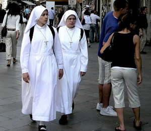 La falsa sospecha de falta de comunión en frailes y monjas