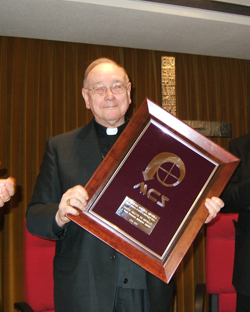 Mons. Fernando Sebastían recibe el premio «Bravo» Especial».