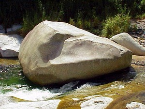 Jesús, Solo, a un Tiro de Piedra de Todos