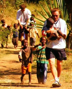 «Volunturismo» o la inefable experiencia de hacer el bien