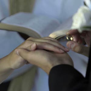 Relación entre matrimonios y sacerdotes/consagrados