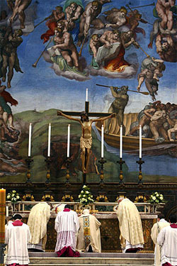 El Papa celebra la misa en un altar pegado a la pared